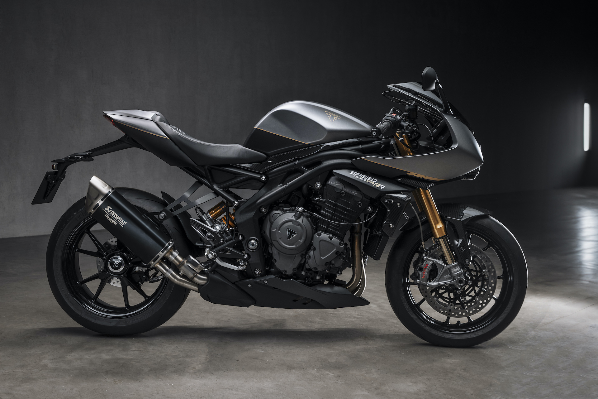 01_凯旋推出Speed Triple 1200 RR百年灵限量版摩托车.jpg